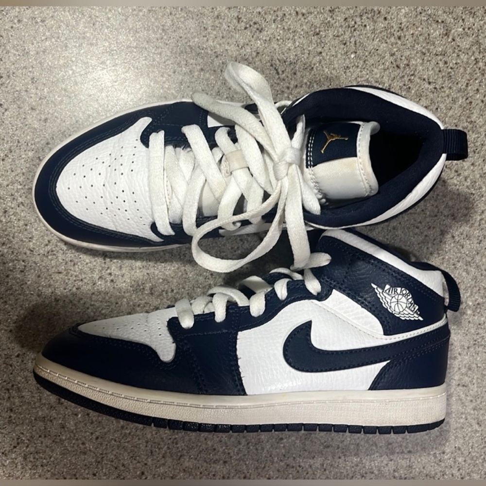 NIKE AIR JORDAN 1 MID NAVY/WHITE SIZE 2Y